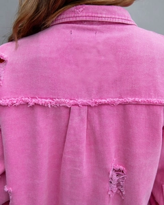 Detailansicht der rosa Jeansjacke mit destroyed Effekten und ausgefransten Rückennähten