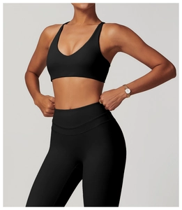 Détail du legging de yoga noir taille haute avec coutures triples et tissu de maintien