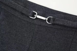 Makro-Detail von dunkelgrauem Twill-Stoff und polierter silberner Metall-Schnalle am Anzug