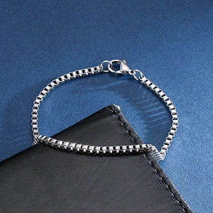 Gros plan d'un bracelet maille vénitienne en acier inoxydable avec fermoir mousqueton
