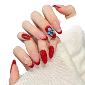 Faux ongles French rouges avec fleurs 3D et forme amande pour manucure chic