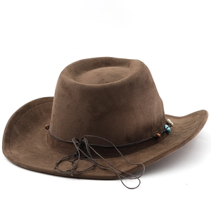 Détail du chapeau de cowboy bohème en daim avec perles turquoise et garniture de corde