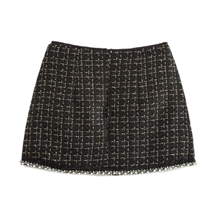 Elegante minigonna in tweed nero con dettagli dorati e bordo di perle sul fondo