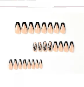 Details von French-Tip Kunstnägeln mit schwarzen Drachenmotiven und Nude-Basis
