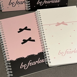 Set di quaderni a spirale A5 rosa con fiocco e testo di copertina motivazionale be fearless