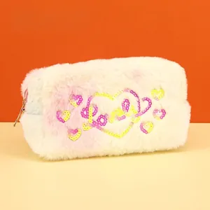 Nahaufnahme der Regenbogen-Plüsch-Kosmetiktasche mit Paillettenherz und Lovely-Schrift
