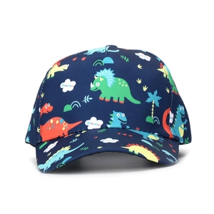 Vue détaillée d'une casquette enfant bleu marine avec imprimés dinosaures colorés