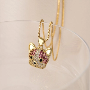 Detailansicht einer goldbeschichteten Französische Bulldogge Kette mit bunten Zirkonia