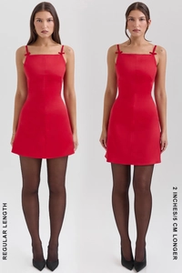 Vue détaillée comparant la robe mini rouge en longueur normale et cinq centimètres plus longue