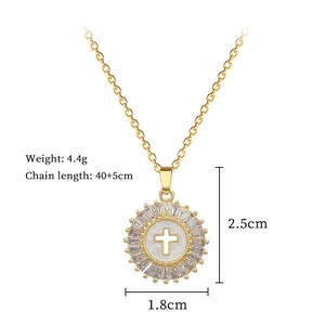 Tabella delle dimensioni dettagliata di una collana a croce d'oro con madreperla
