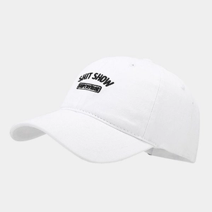 Détail rapproché d'une broderie noire de qualité sur une casquette de baseball en coton blanc