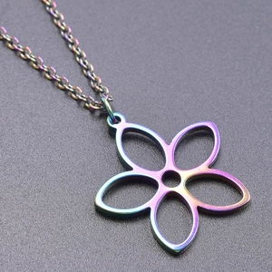 Dettaglio macro del ciondolo a fiore in acciaio inossidabile con finitura arcobaleno