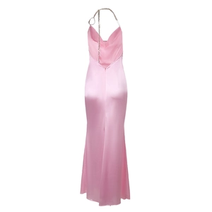 Détail de la robe longue en satin rose avec licou en chaîne métallique et dos nu