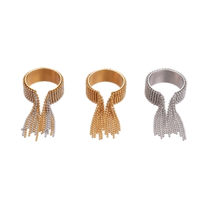 Drei minimalistische Quastenringe aus Perlen in Gold, Silber und Mixfarben auf weißem Grund