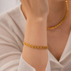 Bracelet tendance en acier inoxydable plaqué or 18 carats avec maillons géométriques au poignet