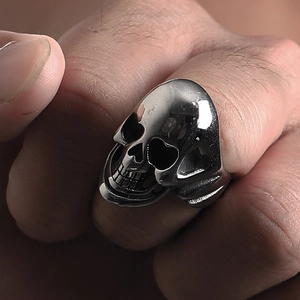 Macro di un anello a teschio in acciaio inossidabile stile punk indossato sulla mano