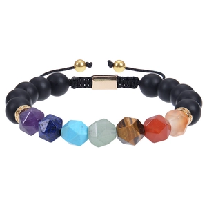 Detail eines verstellbaren Tigerauge-Armbands mit bunten facettierten Steinen und Flechtseil