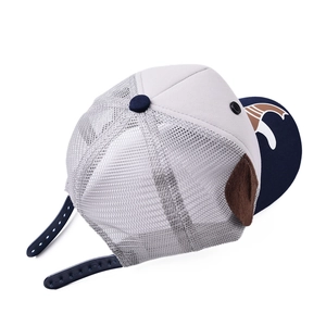 Détail de casquette enfant avec filet respirant et sangle réglable bleue à l'arrière