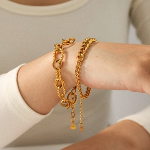 Set di bracciali a catena cubana placcati in oro 18 carati con maglie a cerchio ritorte