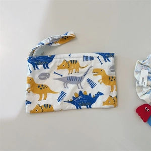 Vue détaillée d'une pochette en toile avec imprimé dinosaure et dragonne de transport