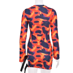 Détail du motif flamme orange et du cordon de serrage ajouré au dos de la robe