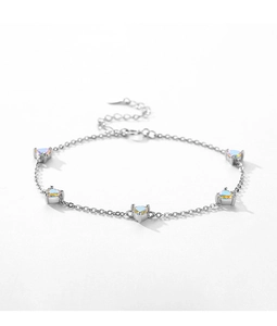 Vue détaillée du bracelet en argent S925 avec cristaux en forme de cœur et fermoir homard