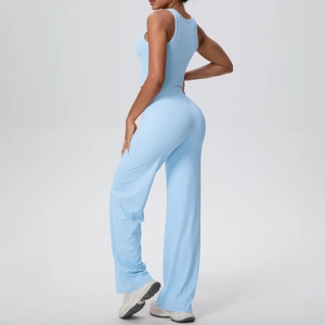 Vista laterale del set yoga azzurro con crop top a vogatore e pantaloni a gamba larga a vita alta