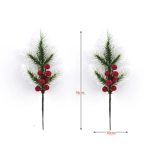 Dettaglio di un ramo di pino natalizio da 16cm con bacche rosse ed effetto neve
