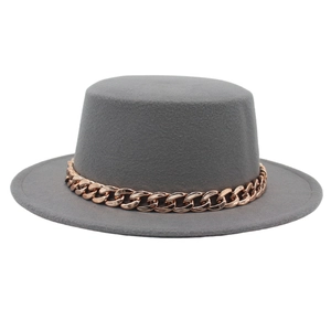 Dettaglio cappello in feltro grigio con catena decorativa in acrilico oro rosa