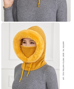 Detail van gele wintergebreide kap met rand van imitatiebont en gezichtsmasker