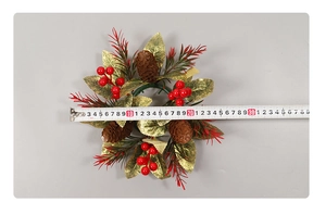 Vue détaillée mesurant le bougeoir de Noël avec baies rouges et pommes de pin