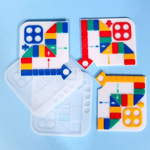 Vue détaillée du moule en silicone et pièces de jeu d'échecs volant en résine colorée