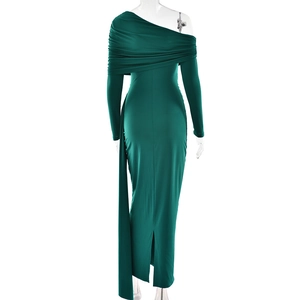 Détail de la vue arrière d'une robe longue vert foncé asymétrique avec ruban fluide élégant