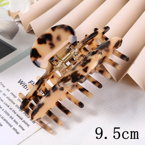 Macro view of 9.5cm leopard tortoiseshell hair claw clip with sturdy metal spring details