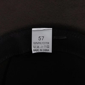 Détail de la doublure du chapeau fedora avec étiquette 100% polyester et taille 57