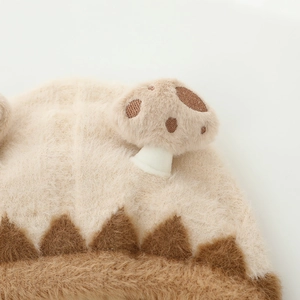 Süße Pilz-Plüschmütze für Kinder aus weichem Kunstfell in Beige für den Winter warm