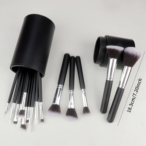 Détail des pinceaux de maquillage de 18,3 cm avec poils doux et étui cylindre en cuir noir
