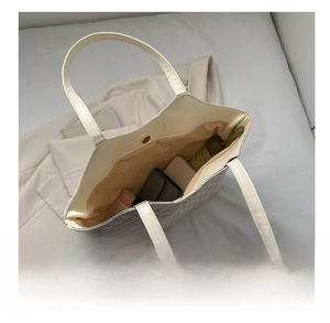 Vue détaillée de l'intérieur spacieux avec fermoir magnétique du grand sac blanc