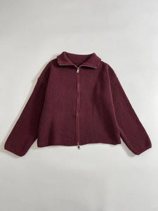 Dettaglio del cardigan in maglia bordeaux con doppia cerniera e colletto a revers classico