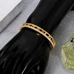 Dettaglio del bracciale in acciaio dorato con numeri romani e pavé di zirconi cubici
