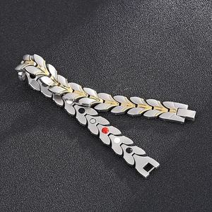 Détail du bracelet magnétique en acier titane argent et or avec pierres de santé