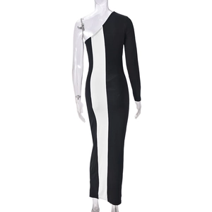 Vue arrière d'une robe asymétrique bicolore à manche unique avec ornement métallique