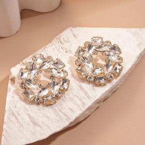 Vue détaillée de boucles d'oreilles florales en cristal sur un support en marbre