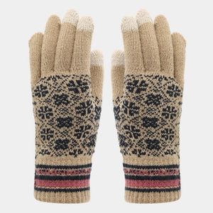 Détail de gants en maille beige avec motif flocon de neige et bouts de doigts tactiles