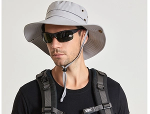 Détail du chapeau de soleil gris clair avec large bord et mentonnière réglable