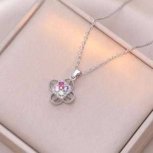 Pendentif fleur en argent avec zircons multicolores dans un écrin à bijoux clair