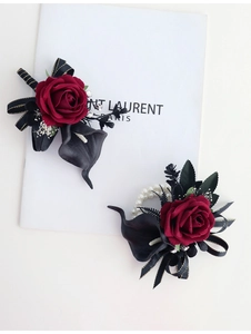 Détail de boutonnière rose rouge foncé et calla noir avec bracelet de perles