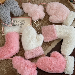 Décorations de Noël en peluche avec bas roses et gris sur fond en lin marron