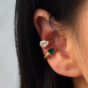 Gold-plated ear cuff set with pear-shaped white zircon and square emerald green gemstone
