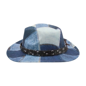Chapeau de cow-boy en denim patchwork bleu vintage avec ruban en cuir orné de rivets argentés